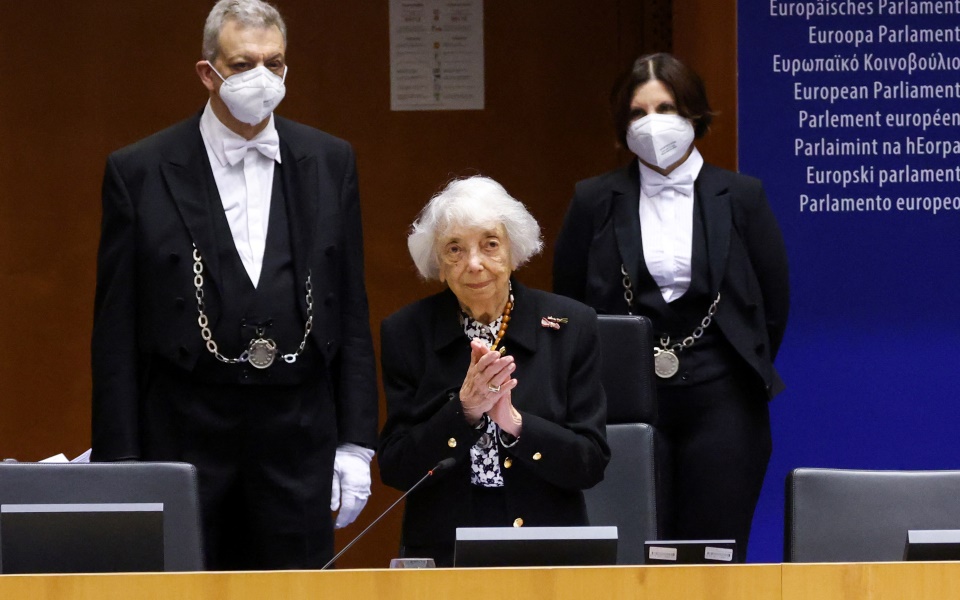 Επιζήσασα του Ολοκαυτώματος κατά αντιεμβολιαστών: Παριστάνουν τα θύματα χρησιμοποιώντας ξεδιάντροπα τα σύμβολα της δίωξής μας-1