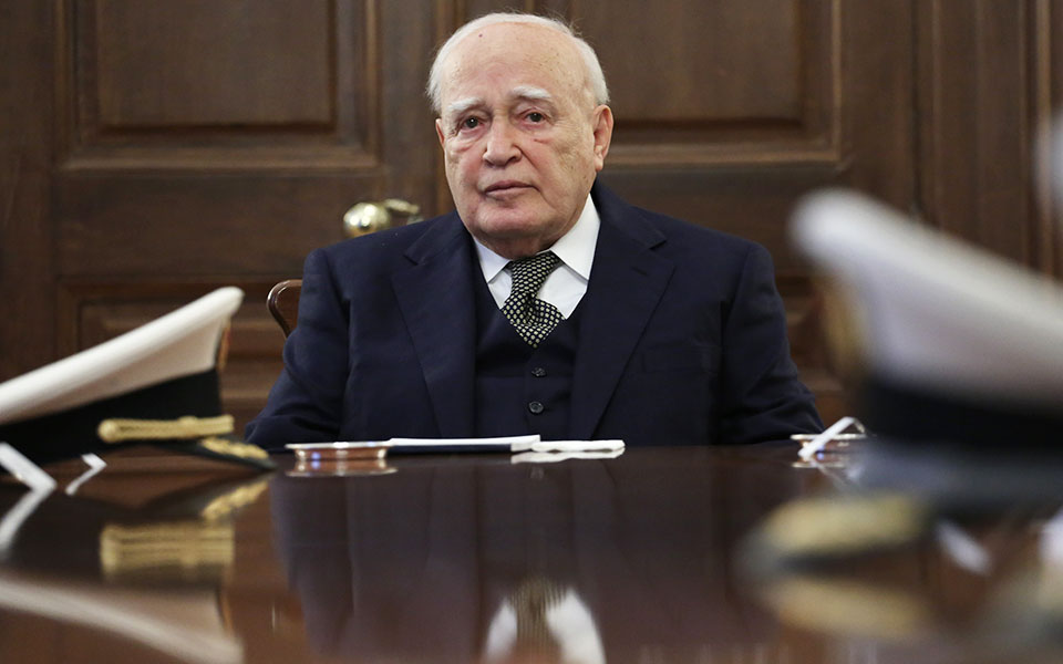 κάρολος-παπούλιας-πολιτικός-πρωταθλ-561655345