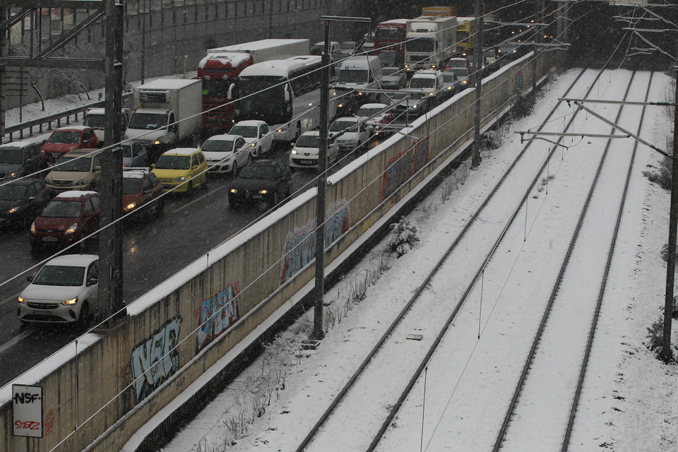 Κακοκαρία «Ελπίς»: Επέλαση με μεγάλα προβλήματα στην Αττική – Σφοδρές χιονοπτώσεις έως αύριο το πρωί-3