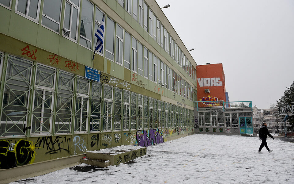 σχολεία-επιστροφή-στις-ψηφιακές-τάξε-561687901