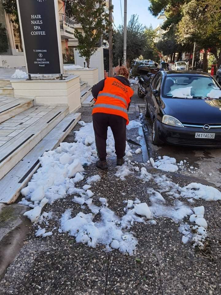 Άλιμος: Με φορτηγά απομακρύνει το χιόνι ο δήμος (εικόνες)-3