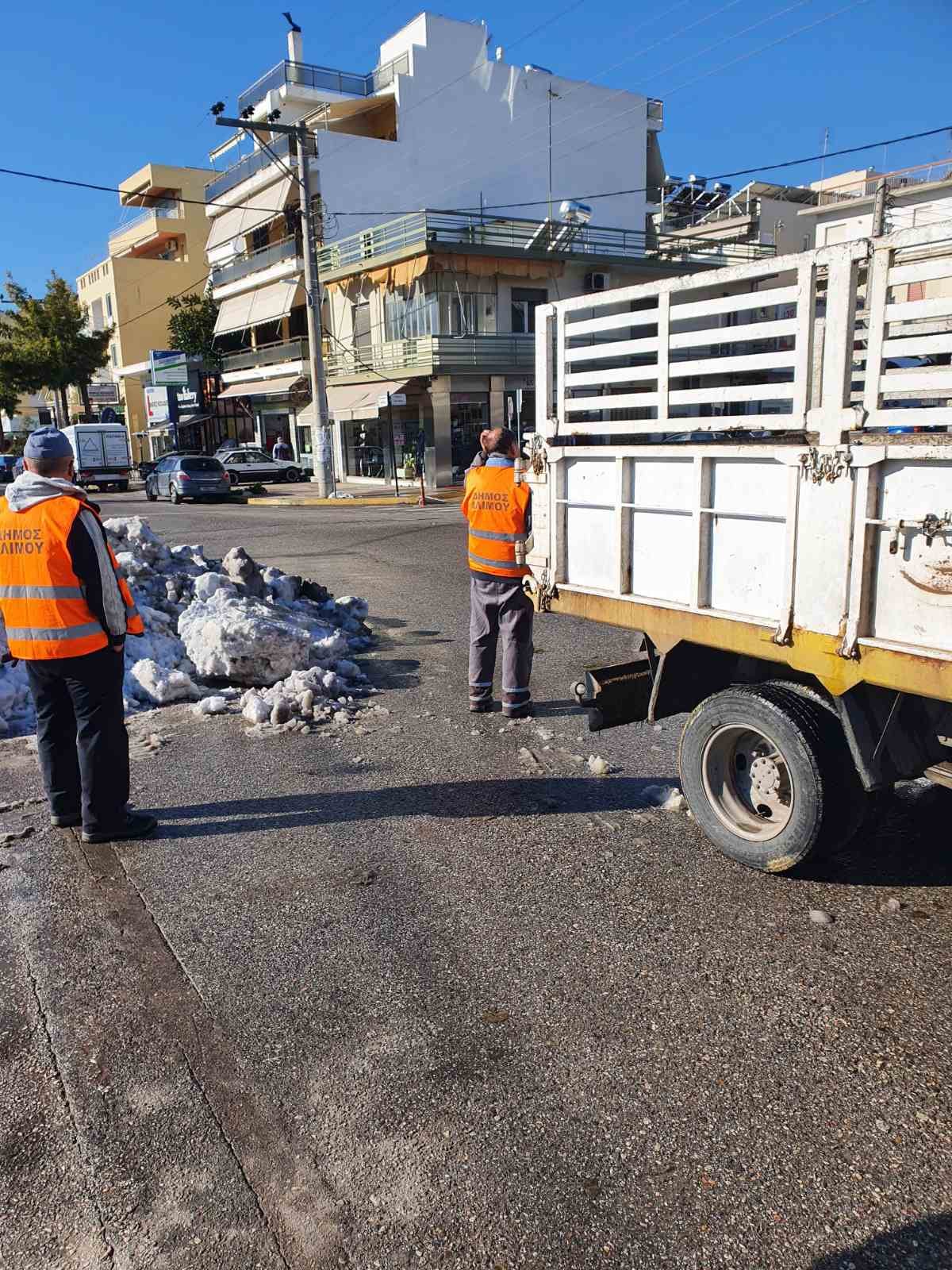 Άλιμος: Με φορτηγά απομακρύνει το χιόνι ο δήμος (εικόνες)-1