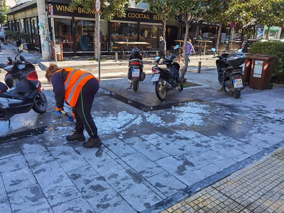 Άλιμος: Με φορτηγά απομακρύνει το χιόνι ο δήμος (εικόνες)-4