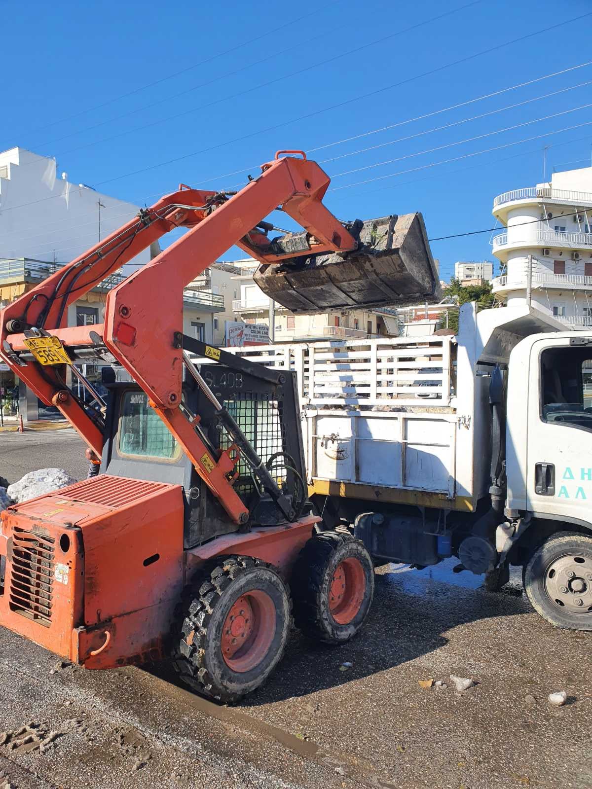 Άλιμος: Με φορτηγά απομακρύνει το χιόνι ο δήμος (εικόνες)-2