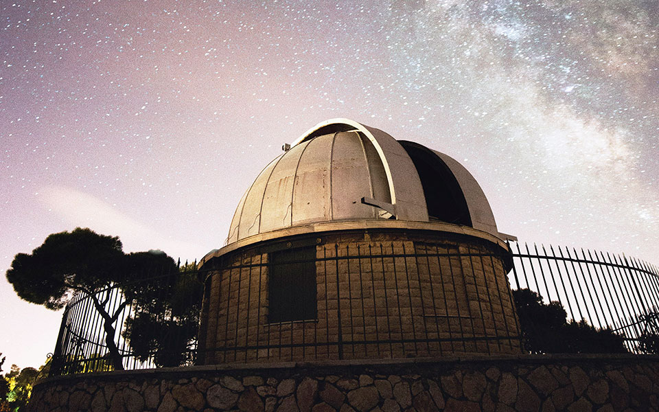 τηλεσκόπιο-του-αστεροσκοπείου-κατέγ-561677965