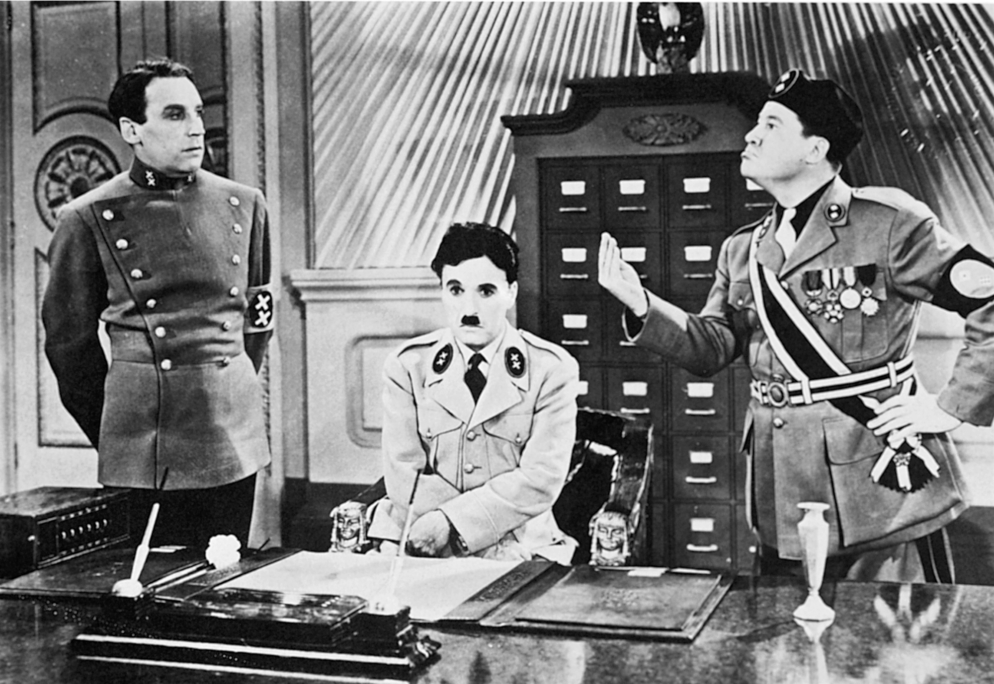 ο-τσάρλι-τσάπλιν-περνά-στην-αιωνιότητ-561693028