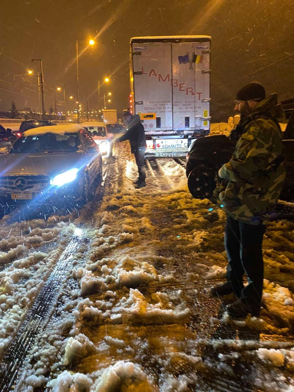 Κακοκαιρία «Ελπίδα»: Επιχείρηση της ΕΚΑΜ στην Αττική Οδό (εικόνες)-1