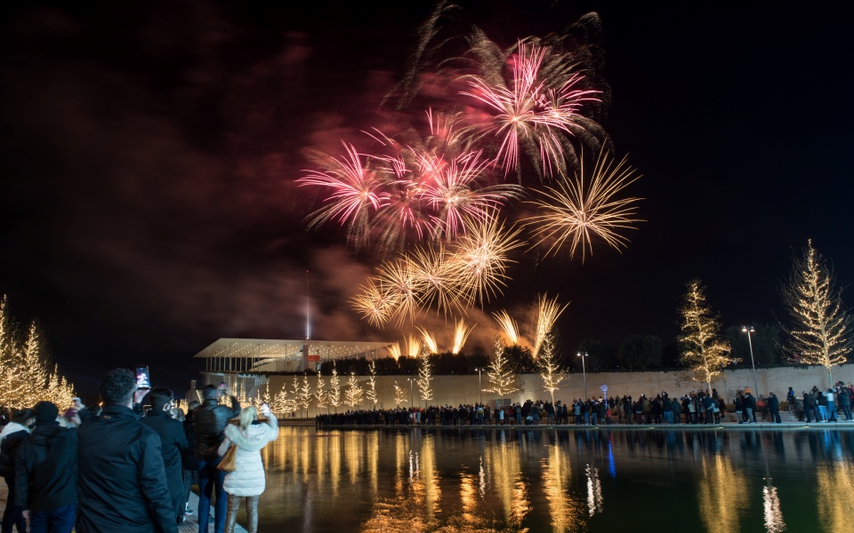 Πρωτοχρονιά 2022: Ο πλανήτης υποδέχθηκε το νέο έτος με ελπίδες και πυροτεχνήματα-3