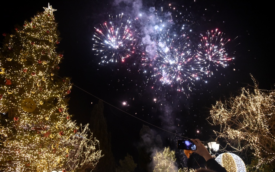 Πρωτοχρονιά 2022: Ο πλανήτης υποδέχθηκε το νέο έτος με ελπίδες και πυροτεχνήματα-2