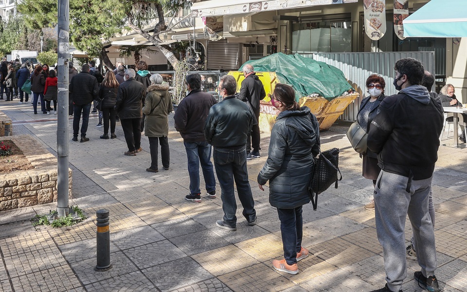 μεγάλες-ουρές-για-δωρεάν-rapid-test-σε-όλη-την-ε-561653473