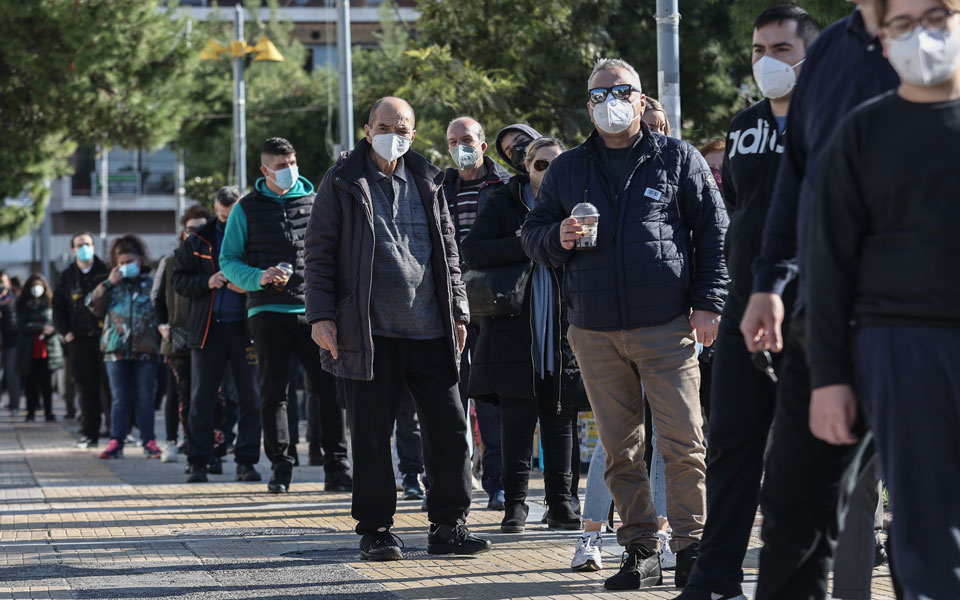 μεγάλες-ουρές-στα-κέντρα-υγείας-για-έν-561653809