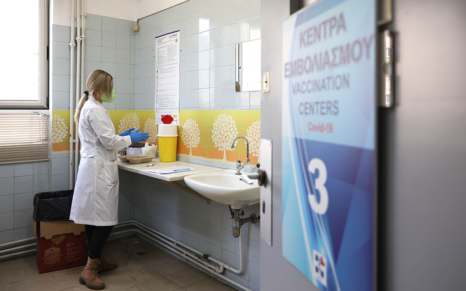 εμβολιαστικές-γραμμές-σε-26-νησιά-της-χώ-561676195