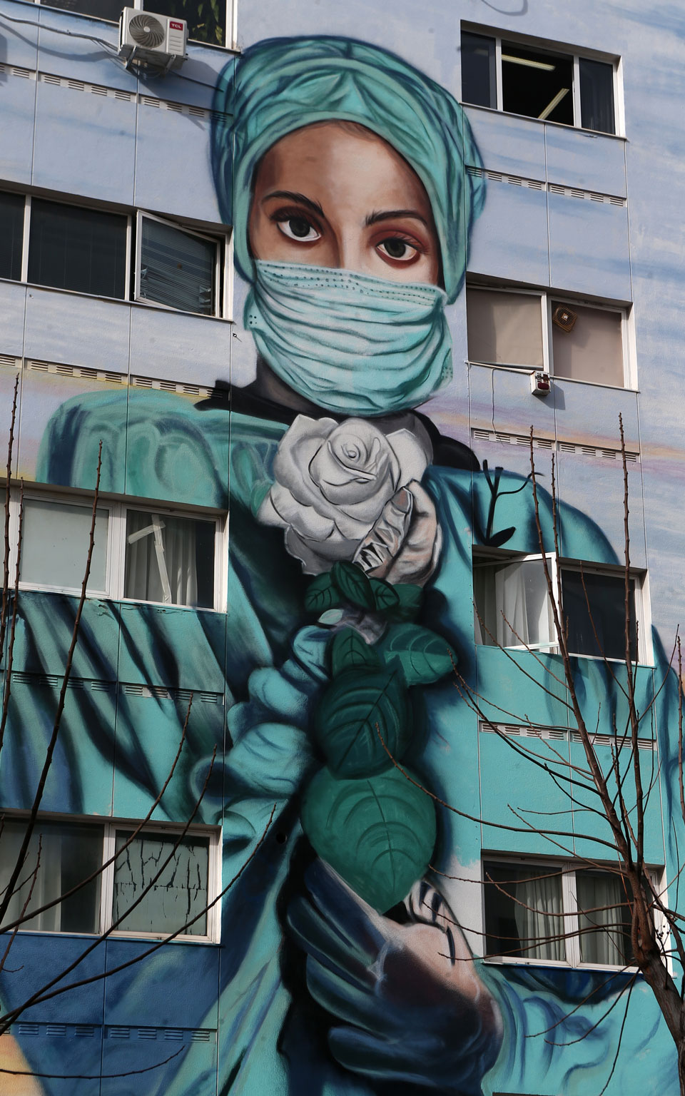 Ένα υπέροχο mural, αφιερωμένο στη μάχη των υγειονομικών με την πανδημία-1