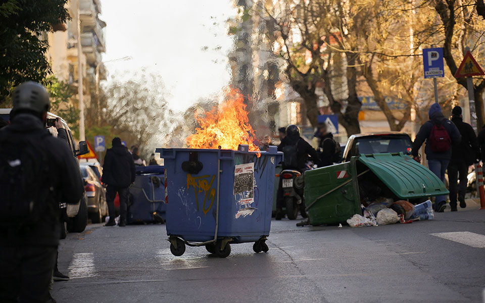 Θεσσαλονίκη: Επεισόδια στην πορεία αντιεξουσιαστών – Βίντεο-2