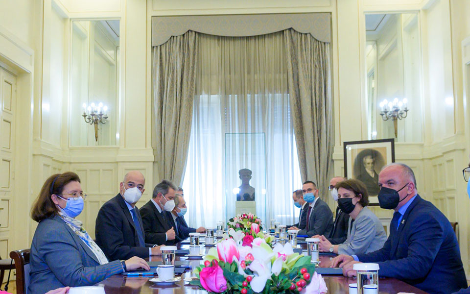 επαφές-με-στόχο-ενίσχυση-των-σχέσεων-α-561679417