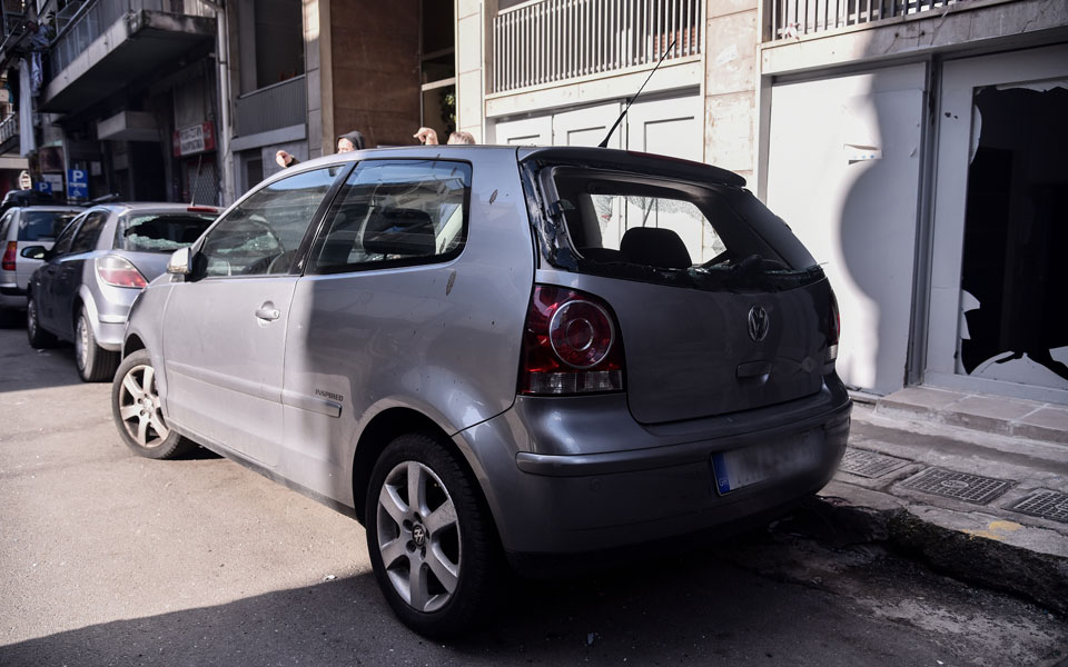 Πατήσια: Έκρηξη έξω από άτυπο τζαμί – Ζημιές σε δύο σταθμευμένα οχήματα-1