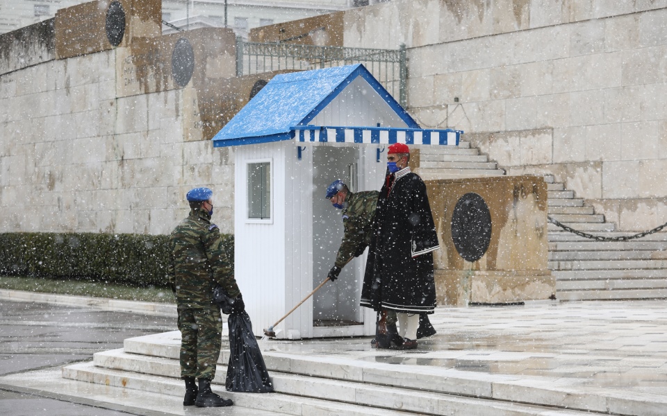 «Ελπίδα»: Σφοδρή χιονόπτωση και χειμερινοί ντουλαμάδες για τους Εύζωνες στον Άγνωστο Στρατιώτη-2