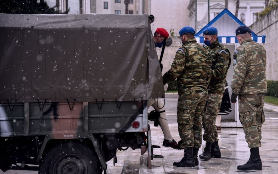 «Ελπίδα»: Σφοδρή χιονόπτωση και χειμερινοί ντουλαμάδες για τους Εύζωνες στον Άγνωστο Στρατιώτη-1