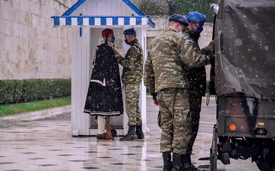 «Ελπίδα»: Σφοδρή χιονόπτωση και χειμερινοί ντουλαμάδες για τους Εύζωνες στον Άγνωστο Στρατιώτη-3