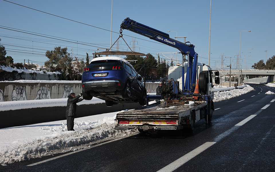 Κακοκαιρία Ελπίδα: Εικόνες χάους στους δήμους – «Παγοδρόμια» τα στενά-11