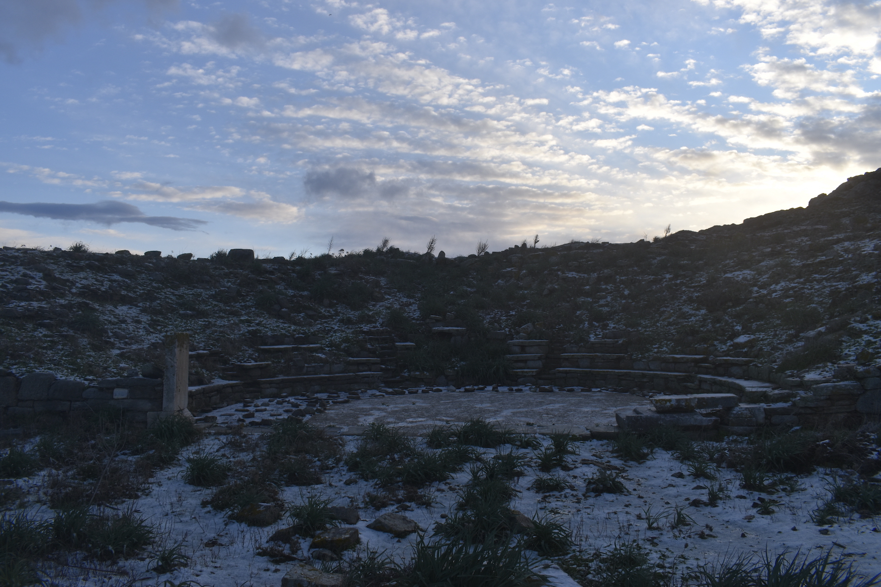 Καρτ ποστάλ στα «Αθηναϊκά» από τους αρχαιολόγους στην (ελαφρώς) χιονισμένη Δήλο-1