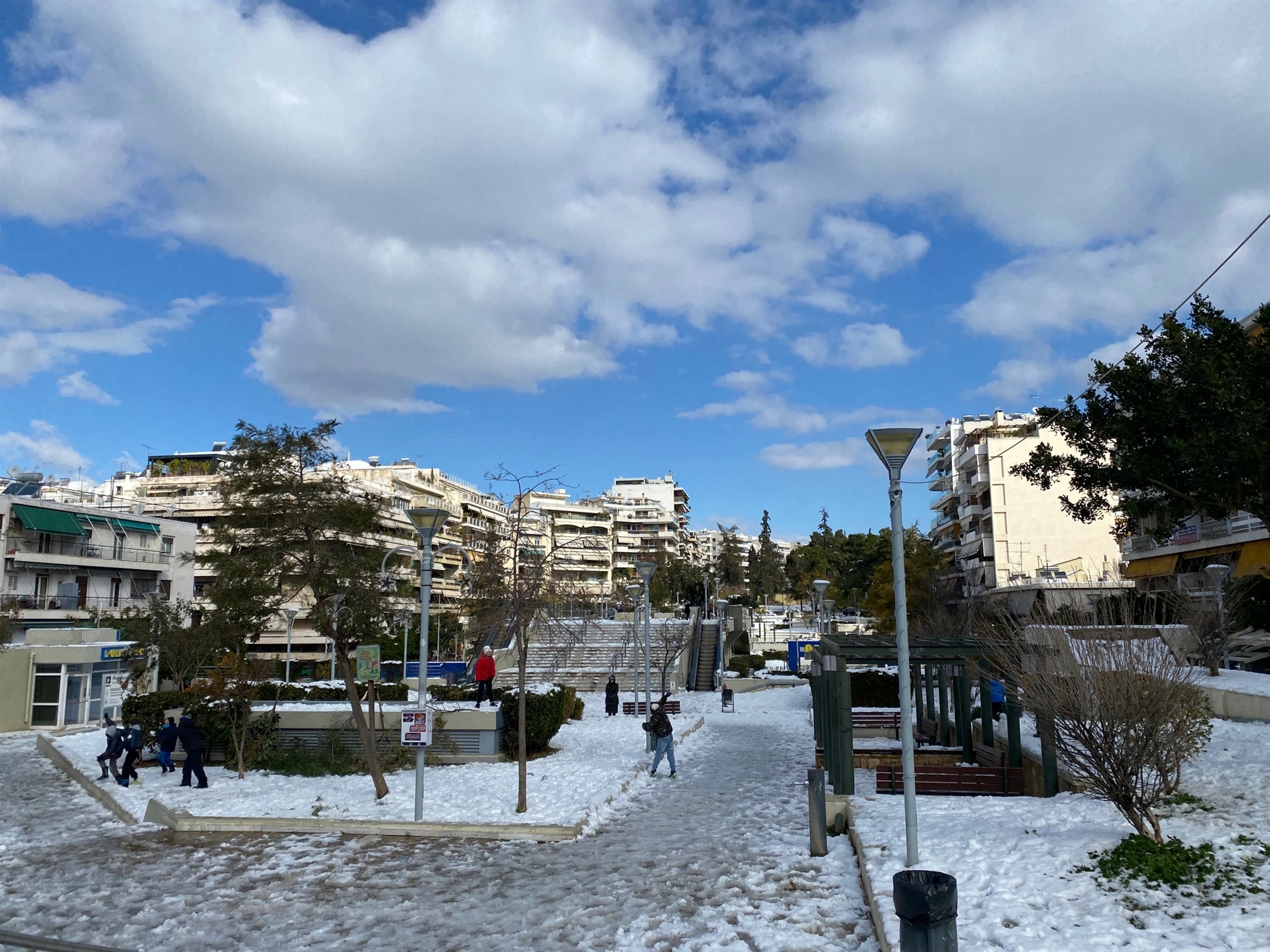 Βόλτα στη χιονισμένη Νέα Σμύρνη, μια γειτονιά που της φέρθηκε καλά η «Ελπίδα»-2