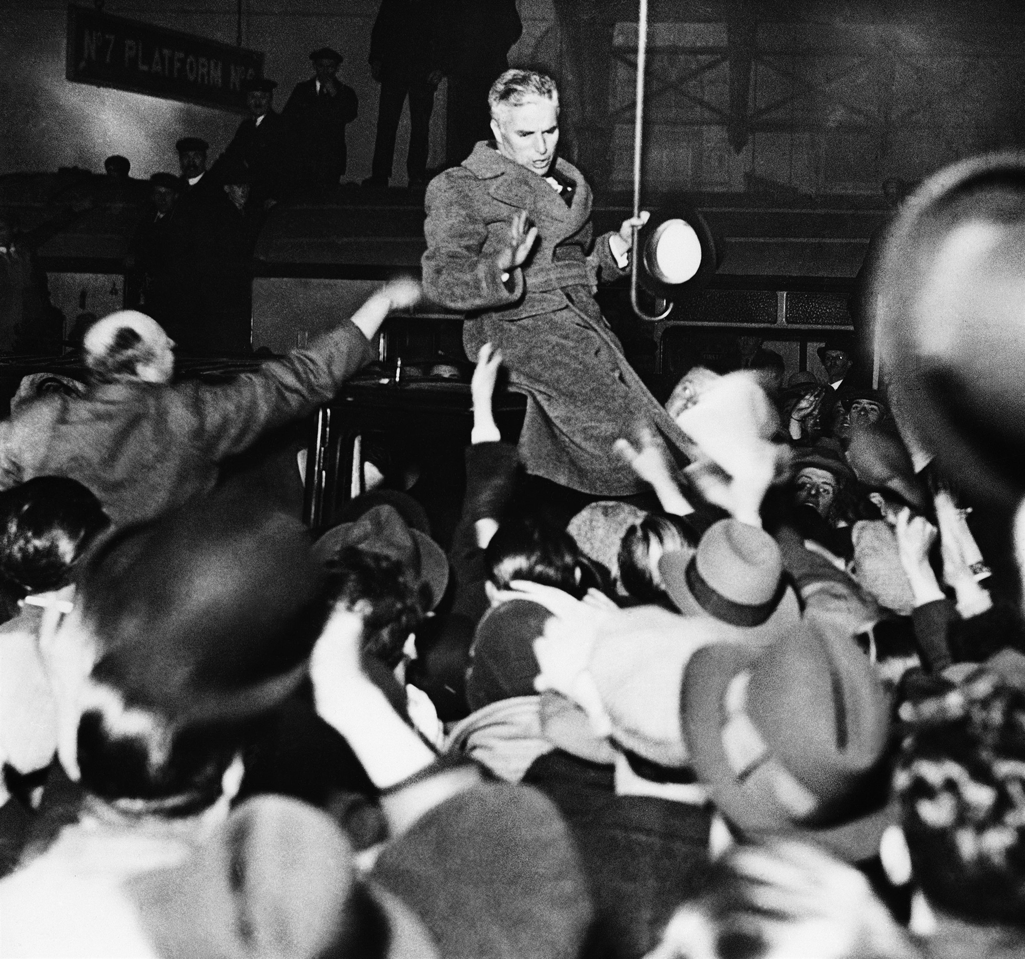 Ο Τσάρλι Τσάπλιν περνά στην αιωνιότητα-2