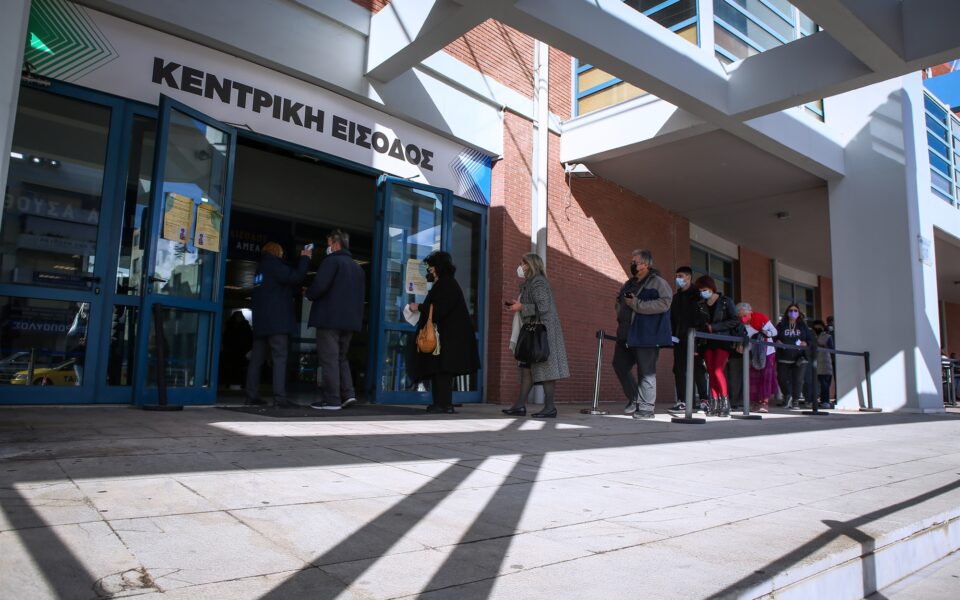 οταν-ο-κορωνοϊός-προλαβαίνει-τo-εμβόλι-561666442