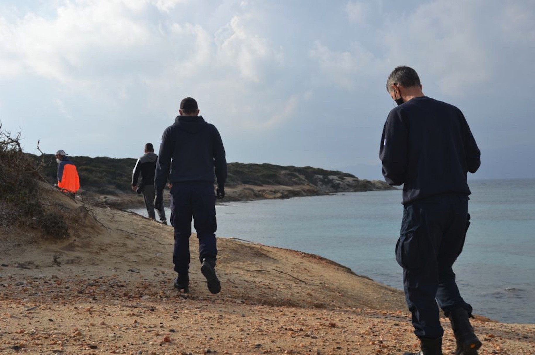 τα-κύματα-συνεχίζουν-να-φέρνουν-σορού-561670924