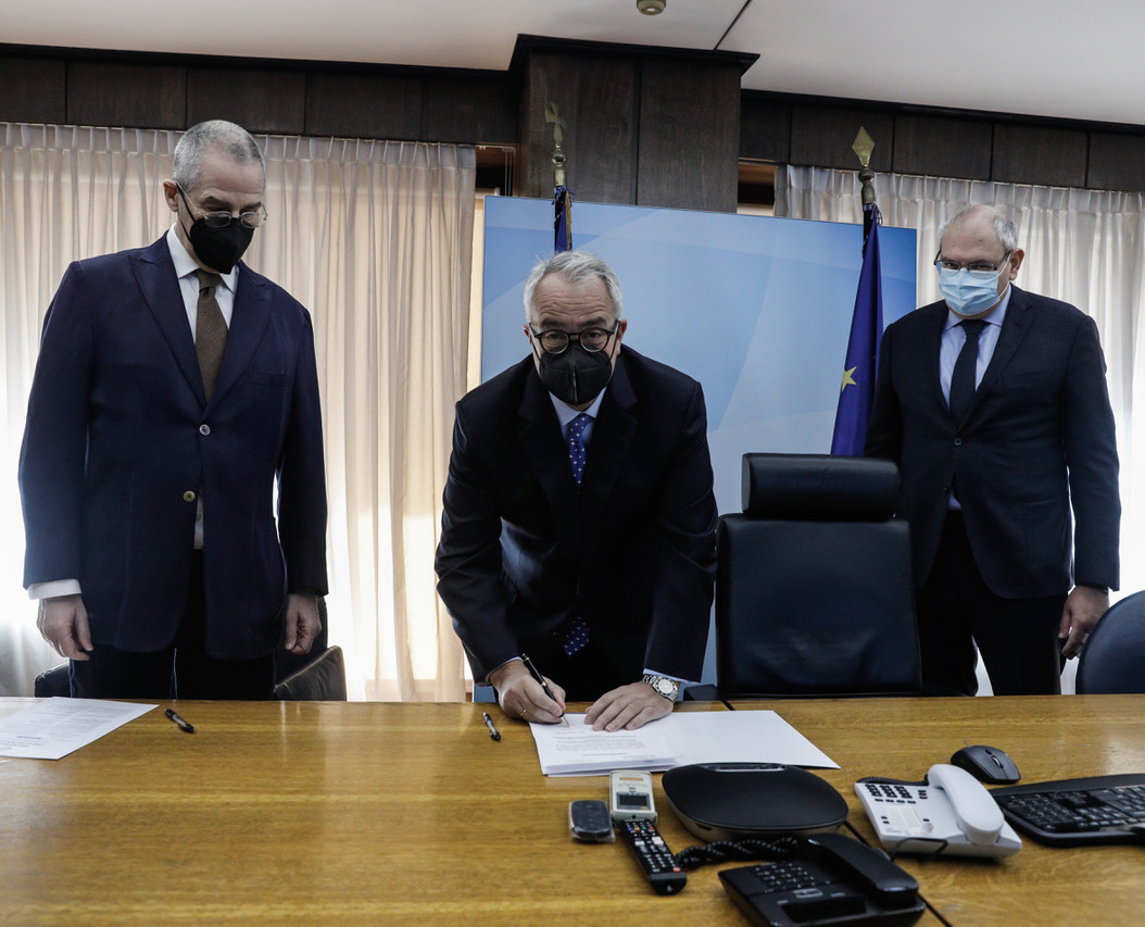 και-επισήμως-έλληνας-ο-μαζάουερ-561691969