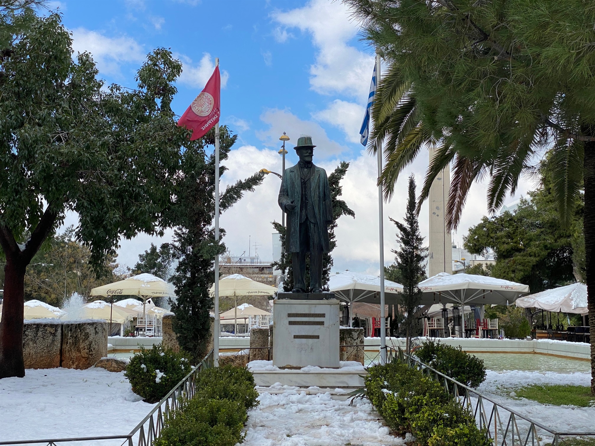 Βόλτα στη χιονισμένη Νέα Σμύρνη, μια γειτονιά που της φέρθηκε καλά η «Ελπίδα»-1