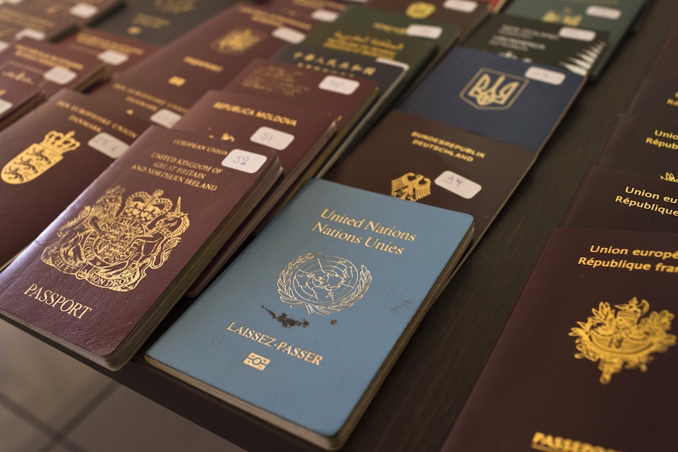 βιομηχανία-πλαστών-διαβατηρίων-με-σ-561695491