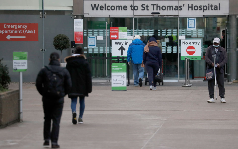 βρετανία-η-όμικρον-προκαλεί-ασφυξί-561657295