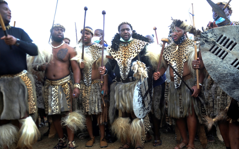 θρίλερ-με-τη-διαδοχή-στο-θρόνο-των-ζο-561664663