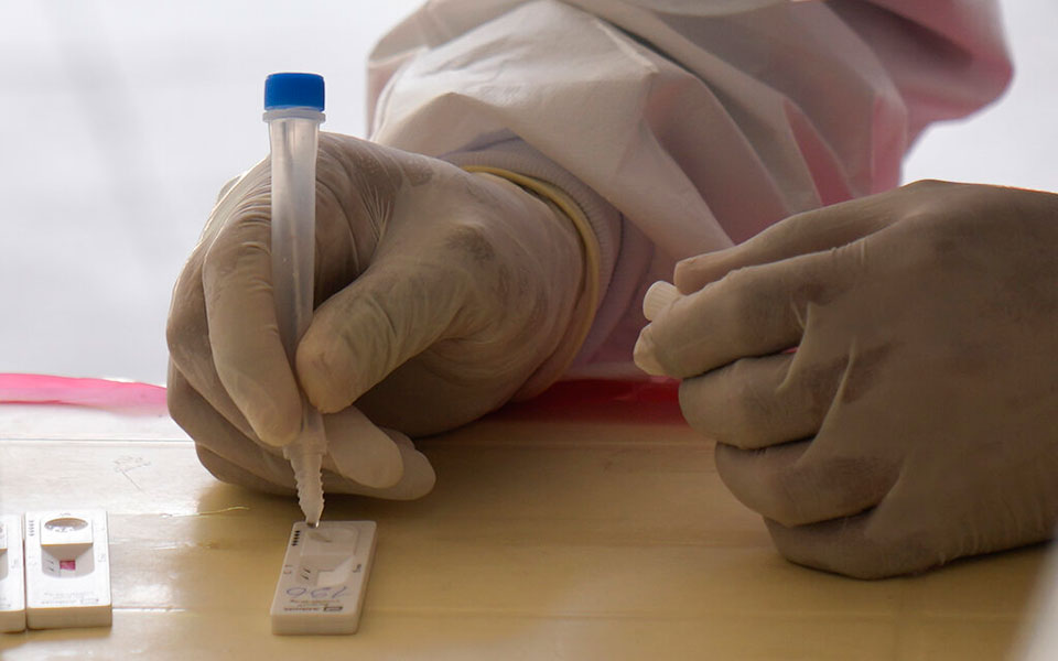 κορωνοϊός-παιδί-ένα-στα-τέσσερα-κρούσ-561676678