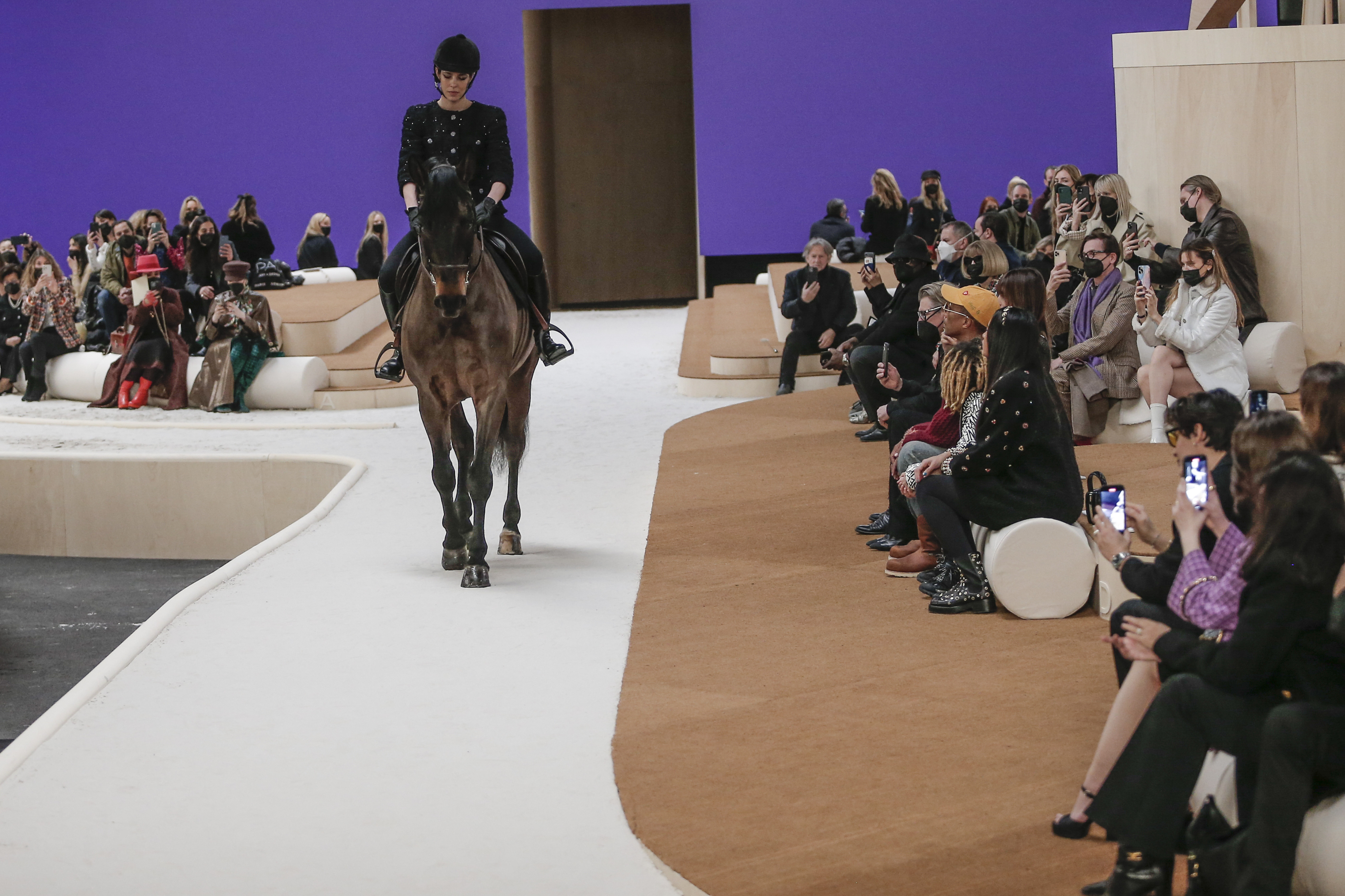 Εβδομάδα Μόδας Παρισιού: Η εγγονή της Γκρέις Κέλι στην πασαρέλα πάνω σε άλογο-1