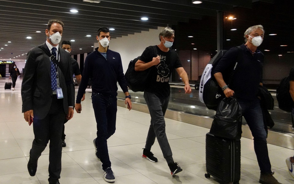 απέλαση-τζόκοβιτς-συνοδεία-αστυνομι-561672433