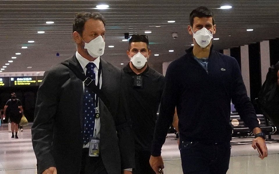 Απέλαση Τζόκοβιτς: Συνοδεία αστυνομικών ο Σέρβος στο αεροδρόμιο της Μελβούρνης (εικόνες)-1