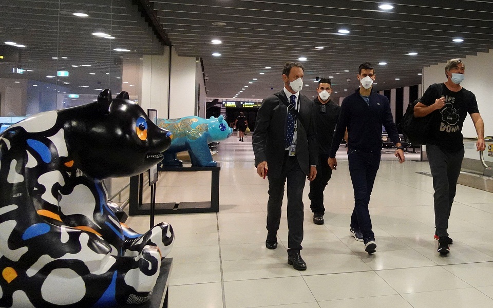 Απέλαση Τζόκοβιτς: Συνοδεία αστυνομικών ο Σέρβος στο αεροδρόμιο της Μελβούρνης (εικόνες)-3