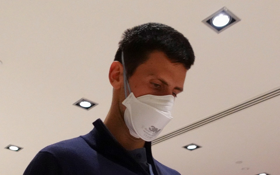 Απέλαση Τζόκοβιτς: Συνοδεία αστυνομικών ο Σέρβος στο αεροδρόμιο της Μελβούρνης (εικόνες)-2