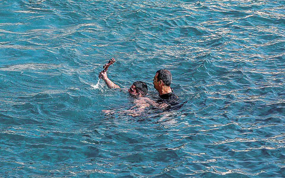 Οι Ελληνες γιορτάζουν τον αγιασμό των υδάτων από τη Γαύδο έως τη Φλόριντα-1