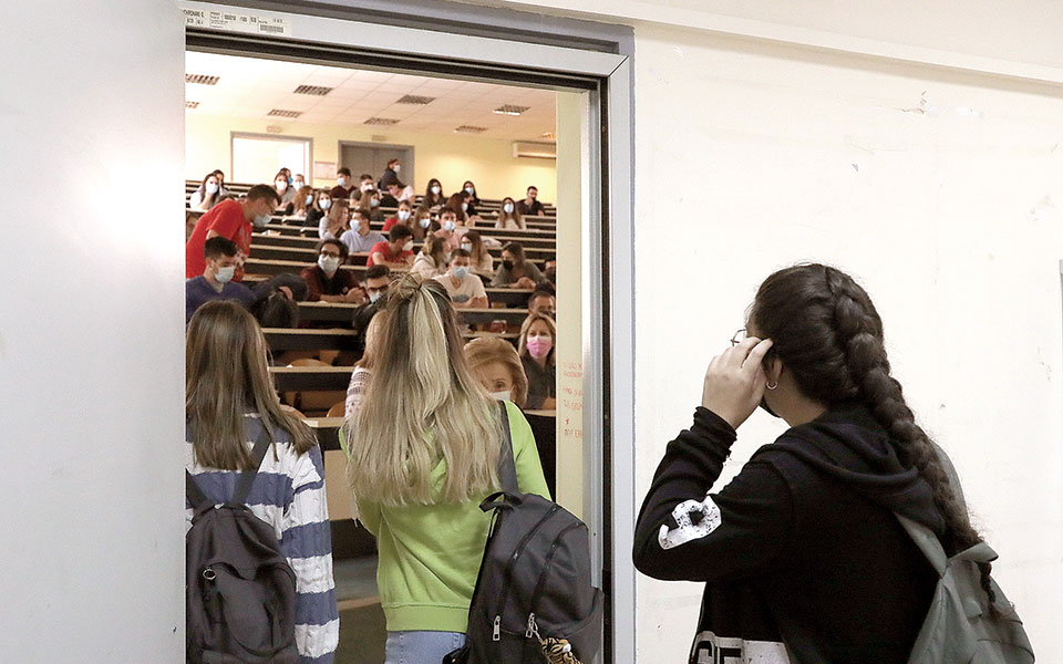 κορωνοϊός-πανεπιστήμια-υβριδικά-561660844