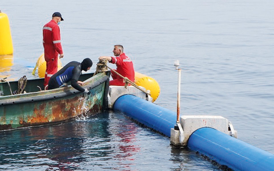 το-έξυπνο-γουρούνι-φέρνει-το-νερό-τη-561667654