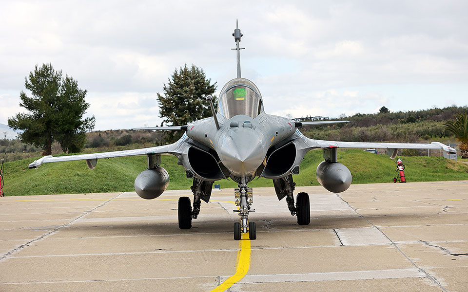 rafale-αντιπαράθεση-με-φόντο-την-παραλαβή-561677740