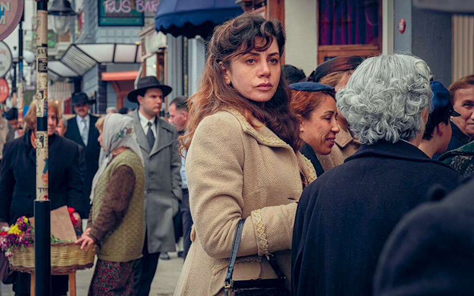 home-cinema-h-πόλη-του-50-και-στο-βάθος-τα-σεπτεμ-561694399