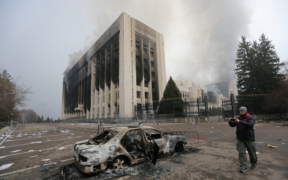 καζακστάν-δεκάδες-διαδηλωτές-και-του-561658567