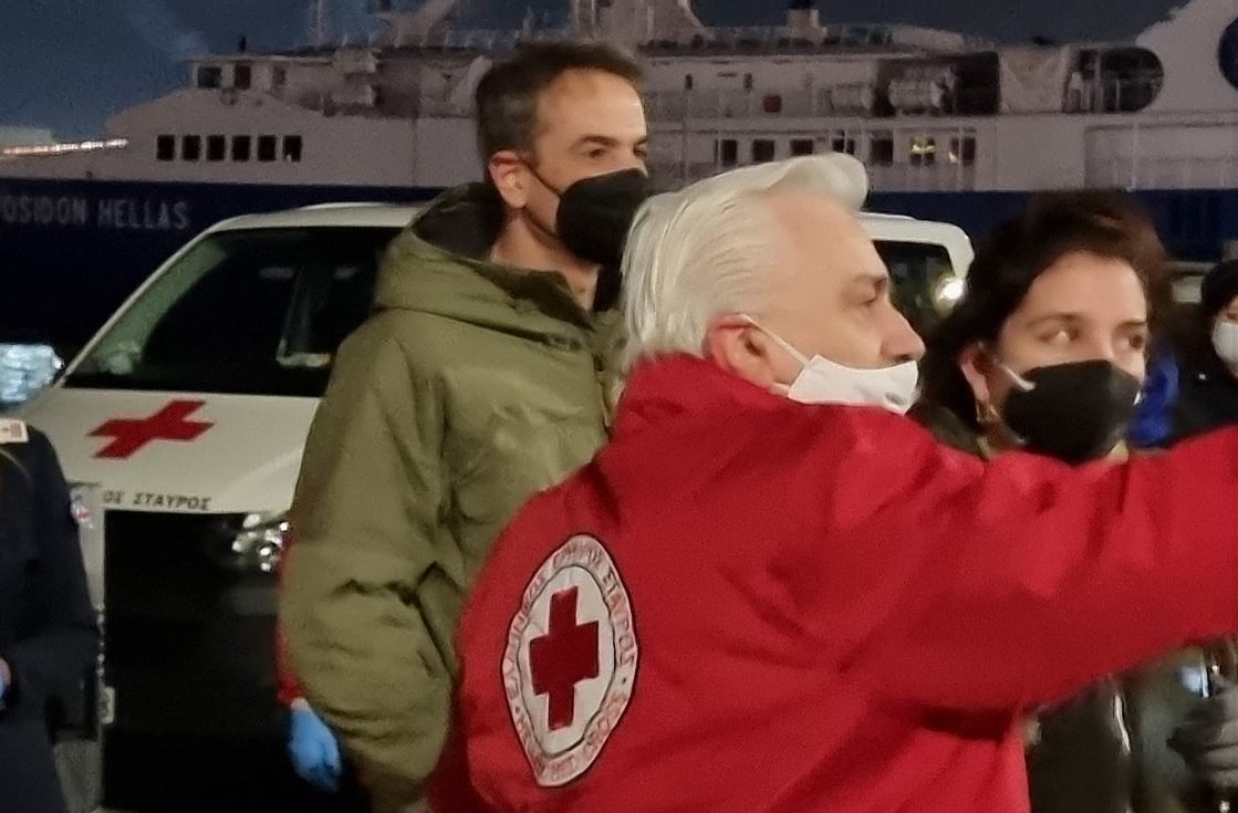 Κυριάκος Μητσοτάκης: Επίσκεψη σε αστέγους στο λιμάνι του Πειραιά (εικόνες)-7