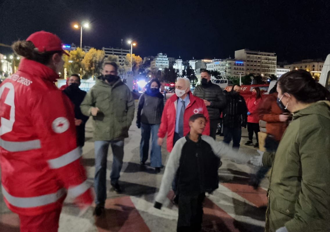 Κυριάκος Μητσοτάκης: Επίσκεψη σε αστέγους στο λιμάνι του Πειραιά (εικόνες)-6