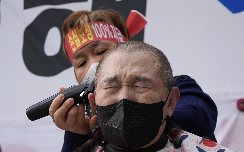 Ν. Κορέα: Ο κορωνοϊός, οι περιορισμοί και το κούρεμα επιχειρηματιών με την ψιλή (βίντεο)-1