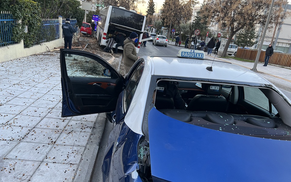 Θεσσαλονίκη: Λεωφορείο εκτός ελέγχου σαρώνει ό,τι βρίσκει μπροστά του (εικόνες)-2
